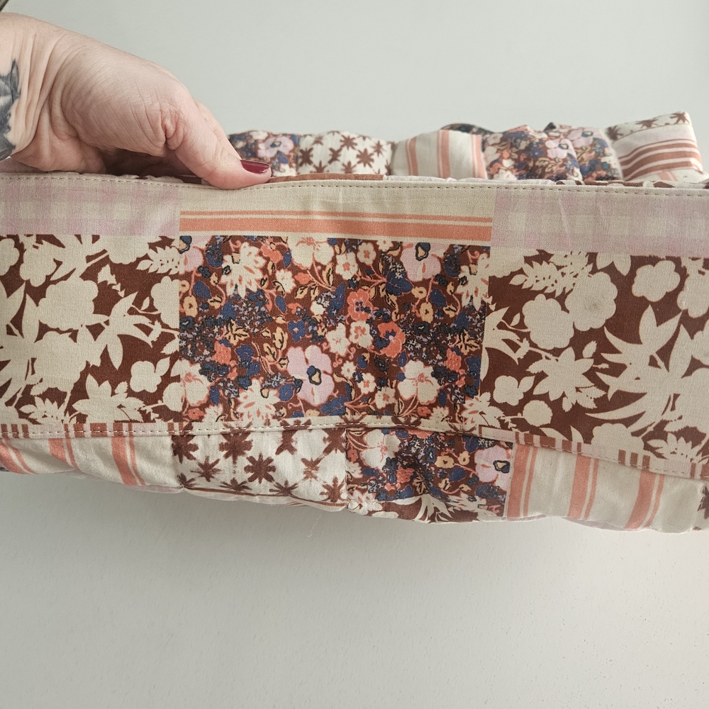 Universal Thread Tote - Picture 2 of 4